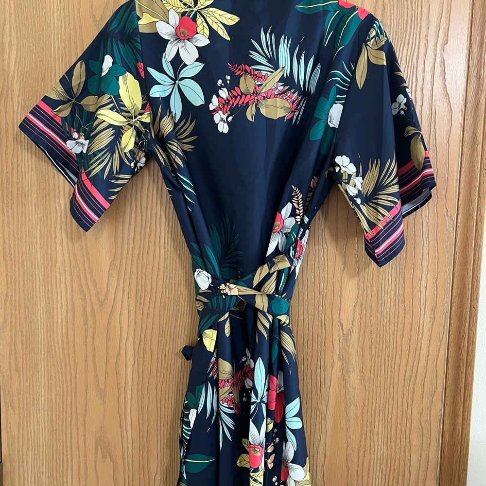 Never worn wrap dress size medium.
